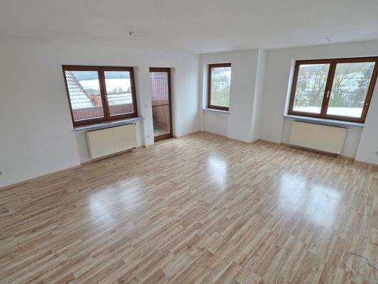 Großer Wohnbereich mit Balkonzugang