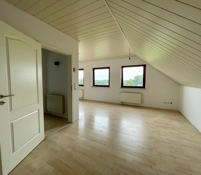 MANNELLA Frisch renovierte 3-Zimmer Dachgeschosswohnung mit herrlichem Ausblick - Zentral, ruhig, id