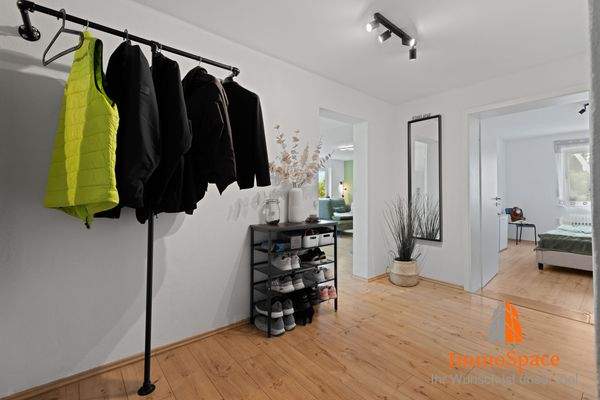 Blick vom Flur in die weiteren Zimmer