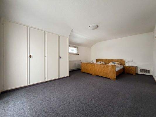 OG: Großes Schlafzimmer mit auf Maß gefertigte Einbauschränke