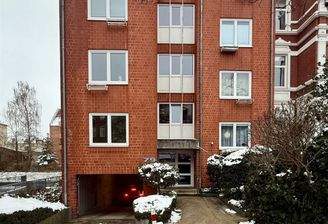 Hausansicht vorne mit Tiefgarageneinfahrt