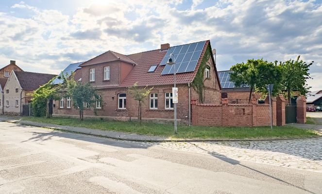 Wohnhaus mit Zufahrtsmöglichkeit 1 Straßenansicht!