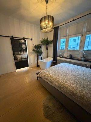 Schlafzimmer mit direktem Zugang zum Badezimmer