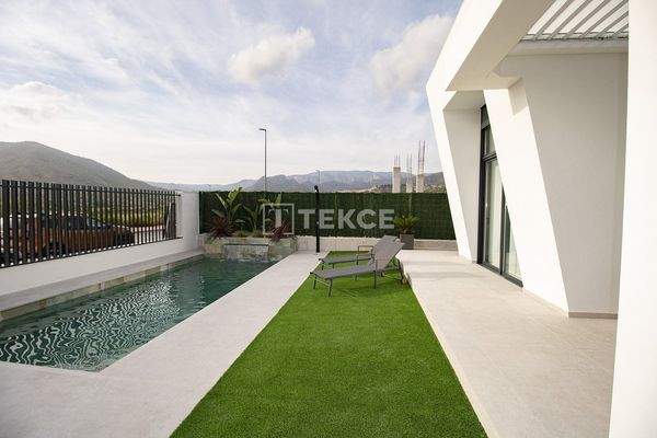 Villas Offering Views of the Sea and Mountains in Alicante