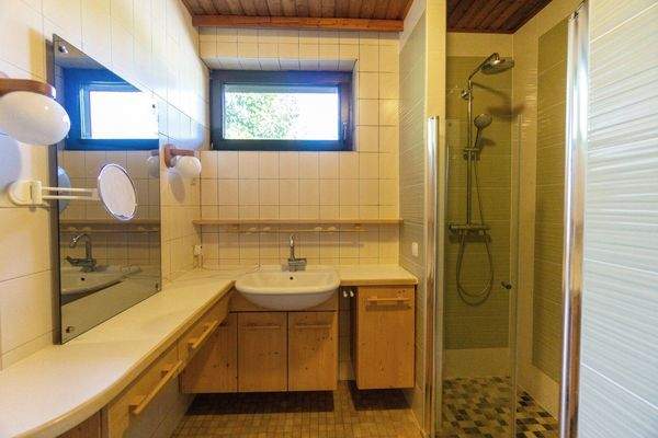 Badezimmer mit Dusche