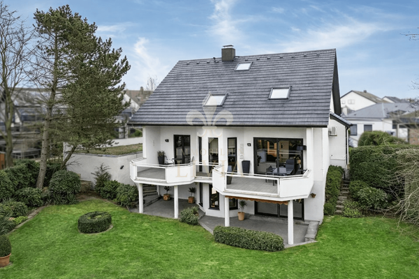 Rückansicht mit den beiden großzügigen Balkonen und Terrassen