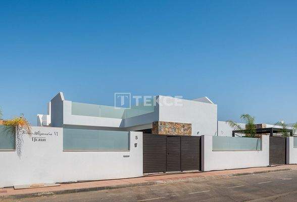 Detached Contemporary Villas near the Beach in Los Alcázares