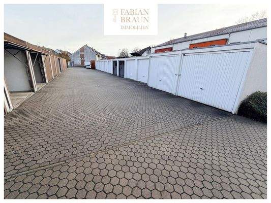 Garagenhof, rechts Doppelgarage innen geöffnet 