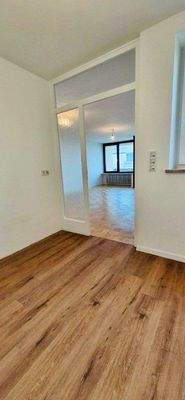 Küche mit Blick in Wohn-/Esszimmer