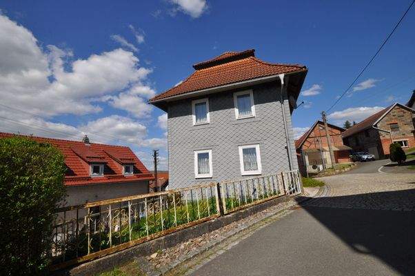 31 Seitenansicht mit Vorgarten.JPG