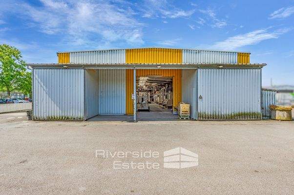 Weitere, ebenerdige Toreinfahrt