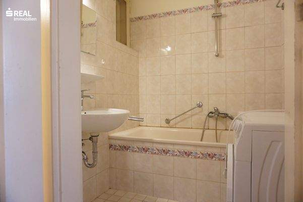 Bad mit Waschmaschinenanschluss und Lichthof