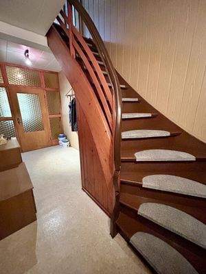 Flur EG mit Treppe zum OG