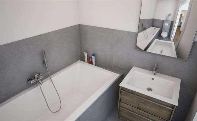 Badezimmer mit Badewanne Bild 2