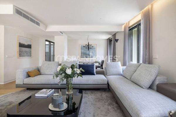 Elegant Apartments with Rooftop Pool in Barcelona