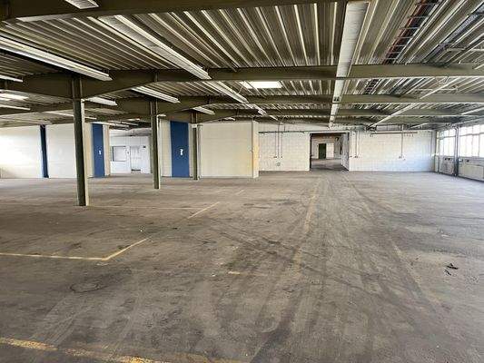 gut belichtete Lager- und Produktionsfläche