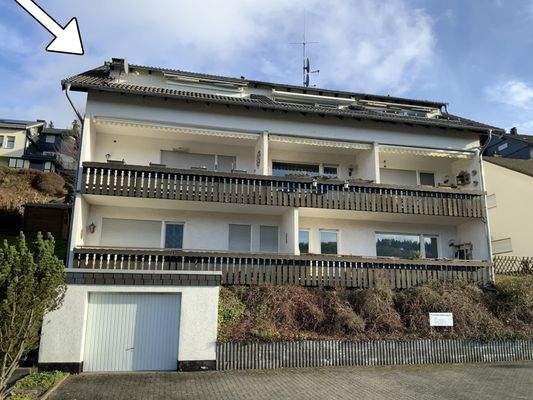 Außenansicht mit eigener PKW-Garage und Stellplatz