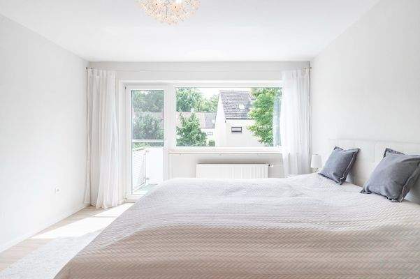 Schlafzimmer mit Zugang zum Balkon