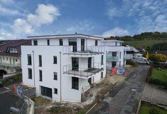 Außenansicht mit Zufahrt zur Tiefgarage