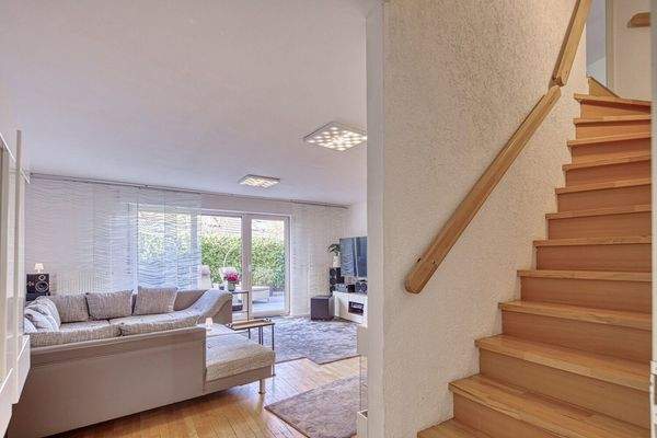 Treppe und Wohnzimmer