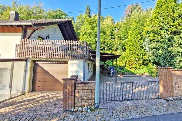 Garage und Hof rechts