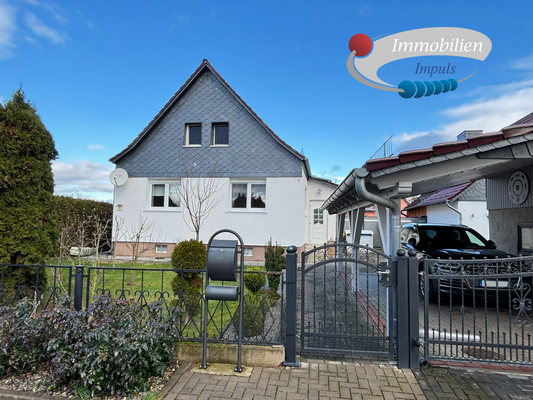 Hausansicht mit Carport