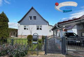 Hausansicht mit Carport