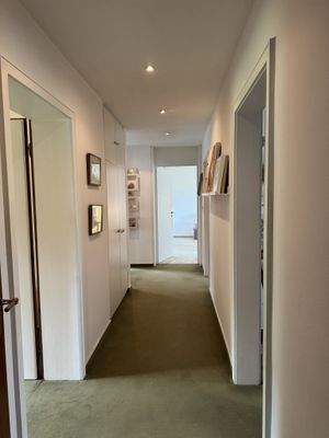 Flur zu den Schlaf-/ und Badezimmer / Homeoffice