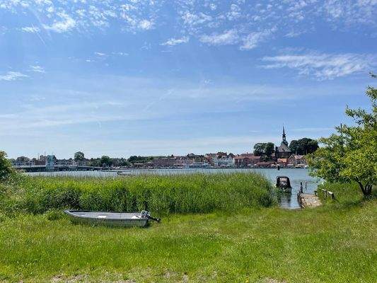 Bootsanleger am Ende der Straße