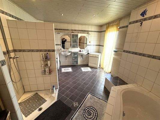 geräumiges Bad im Haus 2