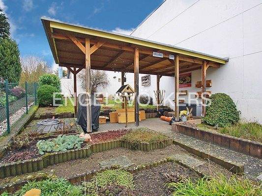 Gartenbereich mit überdachter Sitzecke