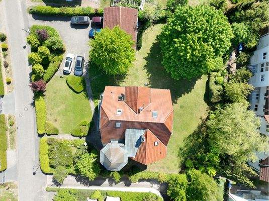 Vogelperspektive auf das parkähnlich angelegte Grundstück