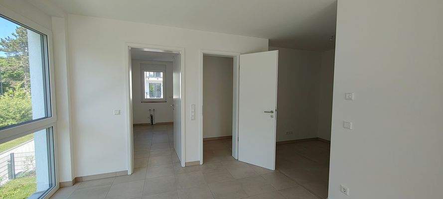 Blick vom Wohnzimmer zu Küche und Abstellraum