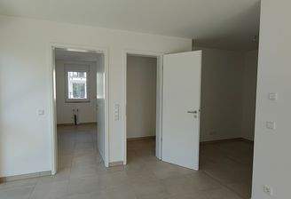 Blick vom Wohnzimmer zu Küche und Abstellraum