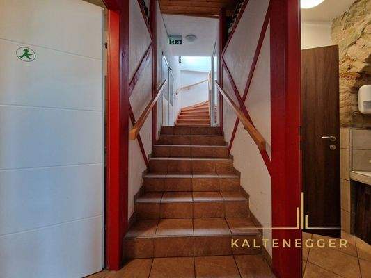 Stiegenaufgang vom UG ins OG, rechts und links WCs