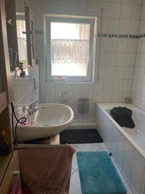 Tageslichtbad mit Dusche und Wanne