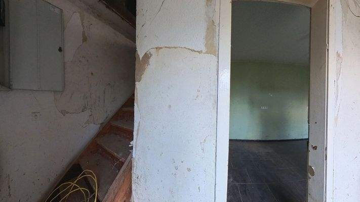 Flur Rückseite rechts zum DG