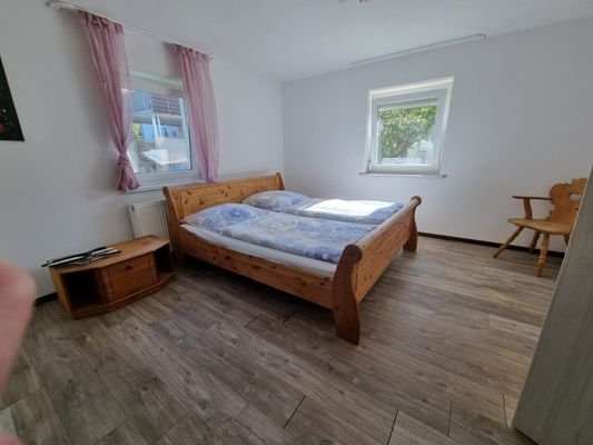 Schlafzimmer Großes Bett.jpg