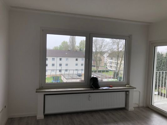 Wohnzimmer mit Zugang zum Balkon