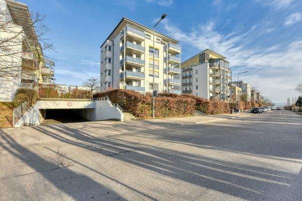 Haus &amp; Straße v. Westen