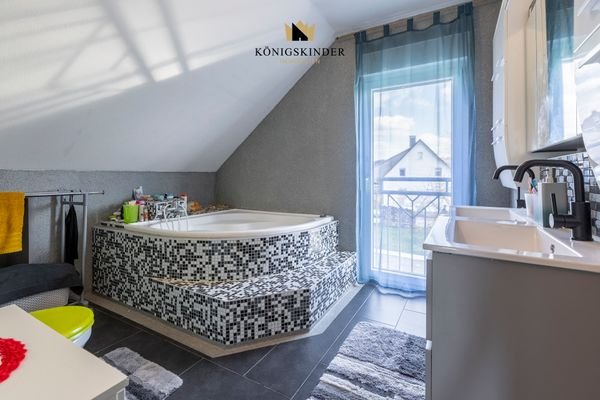 Badezimmer mit Eckwanne OG