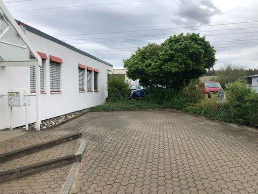 Eingang - Büro 1 - Stellplätze 