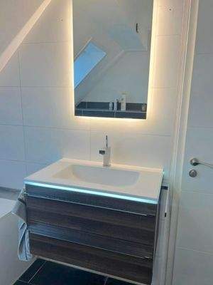 Waschtisch+Spiegel beleuchtet