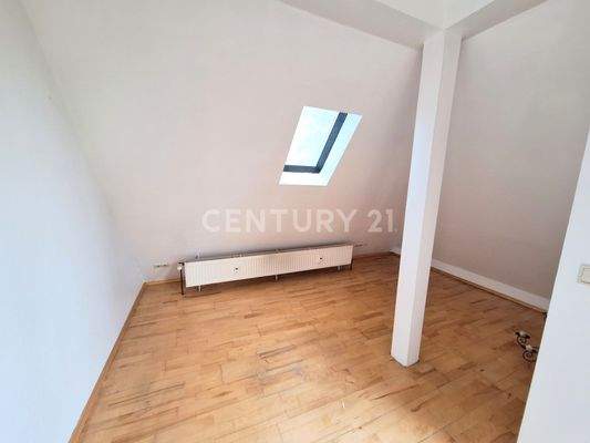 offener Küchen-/Wohnbereich mit Zugang zum Balkon