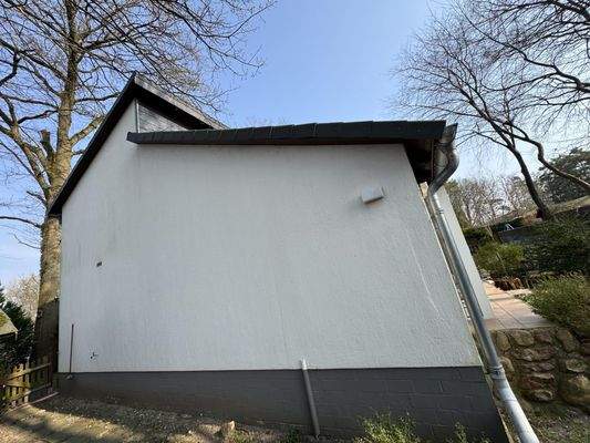 Giebelseite, weißer Anstrich und grauer Sockel