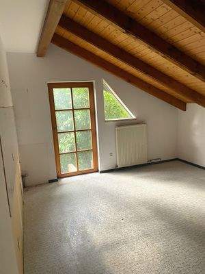 OG Zimmer mit Balkontür.jpg