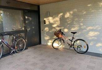 überdachter Eingang