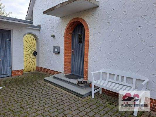 Hauseingang und Zugang zum Garten....