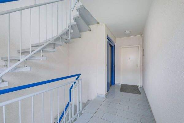 Treppenhaus mit Aufzug