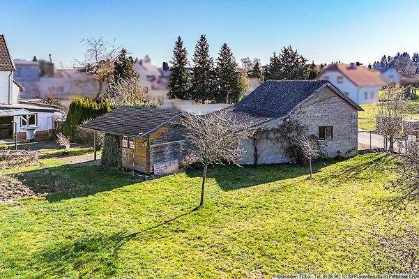 Scheune und Holzgartenhaus